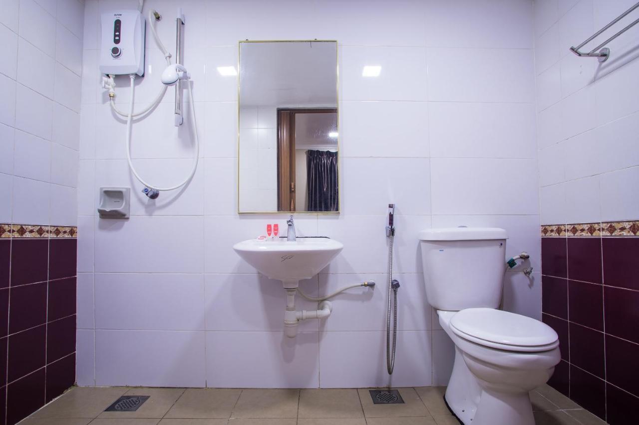 Oyo 43929 Adak Hotel