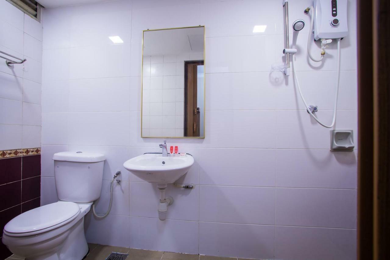 Oyo 43929 Adak Hotel